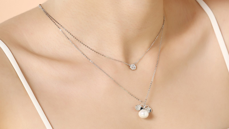 Ấn tượng b&ecirc;n ngo&agrave;i với mặt d&acirc;y chuyền l&agrave; vi&ecirc;n ngọc trai lớn